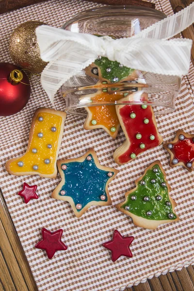 Biscotti fatti a mano di Natale su sfondo di legno — Foto Stock