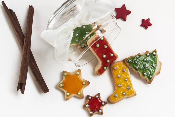 Weihnachten handgemachte Plätzchen auf weißem Hintergrund — Stockfoto