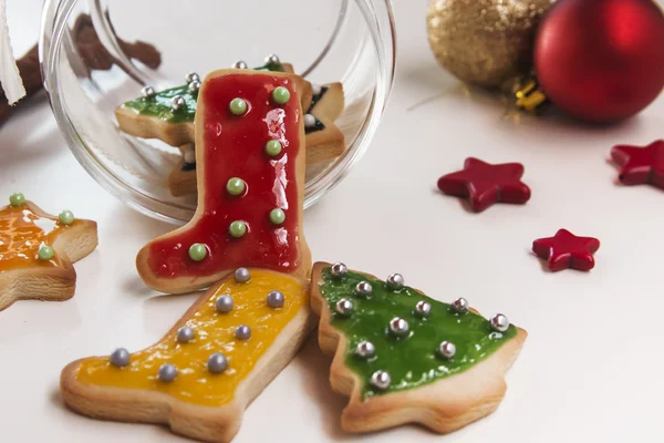 Galletas hechas a mano de Navidad sobre fondo blanco — Foto de Stock