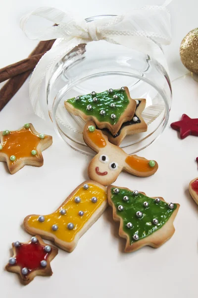 Weihnachten handgemachte Plätzchen auf weißem Hintergrund — Stockfoto