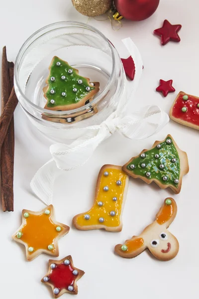 Weihnachten handgemachte Plätzchen auf weißem Hintergrund — Stockfoto