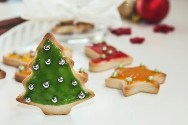 Handgjorda cookies julgran på vit bakgrund — Stockfoto