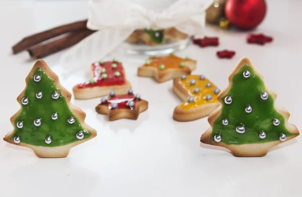 Weihnachten handgemachte Plätzchen Baum auf weißem Hintergrund — Stockfoto