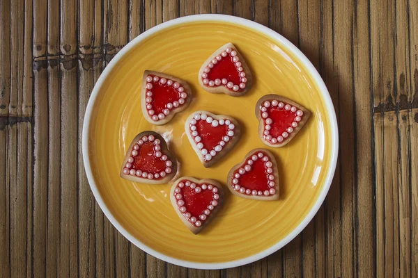 Rode harten cookies op houten achtergrond — Stockfoto