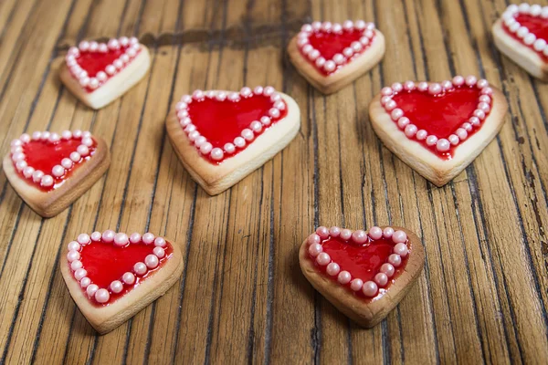 Kue hati merah pada latar belakang kayu — Stok Foto