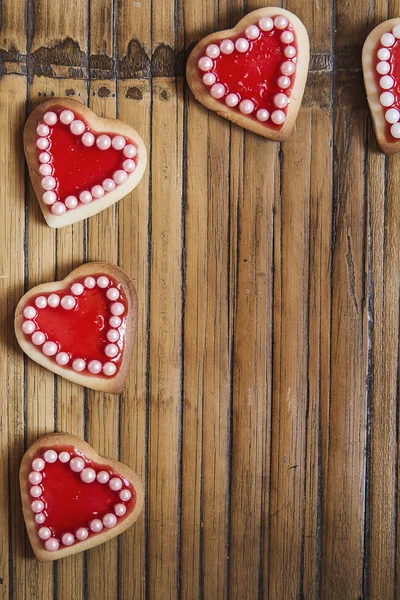 Galletas corazones rojos sobre fondo de madera — Foto de Stock