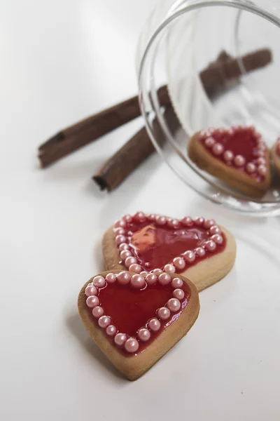 Rode harten cookies op witte achtergrond en een bowl — Stockfoto