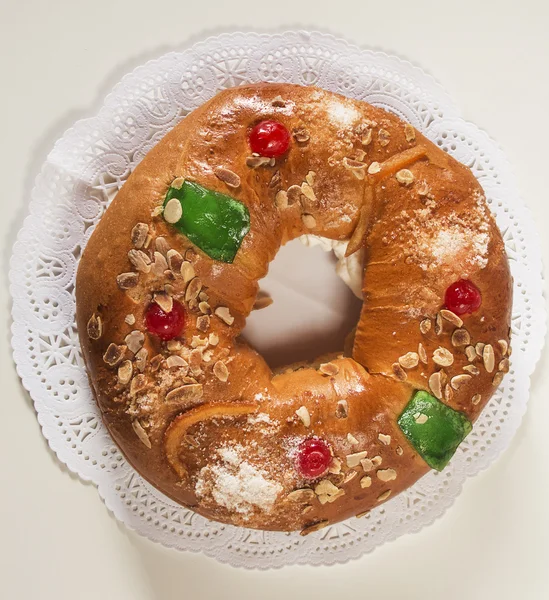 Kings cake, Roscon de Reyes, spanish traditional sweet to eat in Christmas — Stock Photo, Image