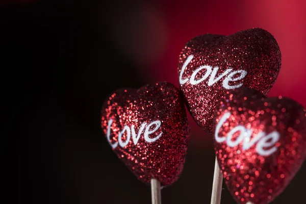 Tres corazones rojos con la palabra Amor — Foto de Stock