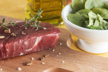 Ahşap bir masa üzerine baharat ile çiğ Dana bonfile