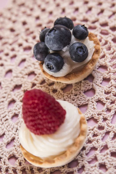 Sweet tartlets filled with cream and blueberry, raspberry and ma — Stock Photo, Image