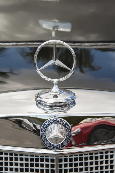 LA NUCIA, SPAIN - 7 april 2012. Hood ornament car of a Mercedes — Stock Photo, Image