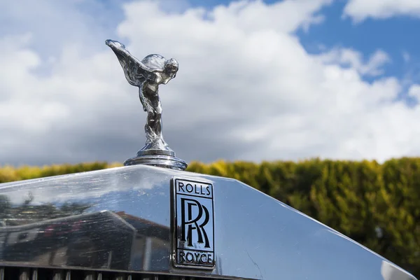 La Nucia, İspanya - 7 Nisan 2012. Hood ornament araba bir rulo Roy