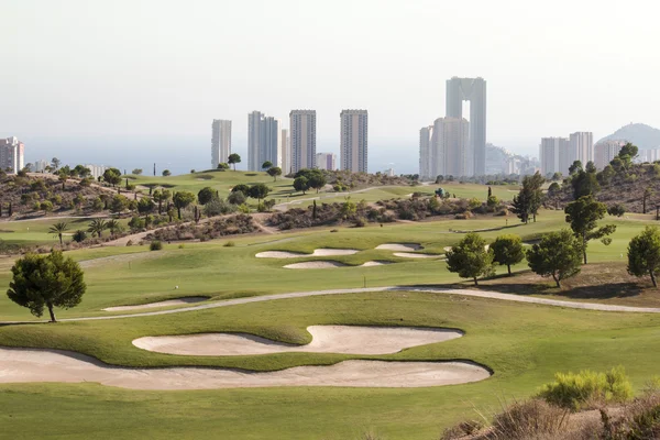 Golf yer güzel yeşil at sunrise Benidorm'da, İspanya