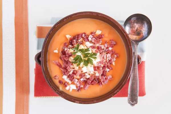 Soupe de salmorejo de tomates dans un bol, nourriture espagnole — Photo