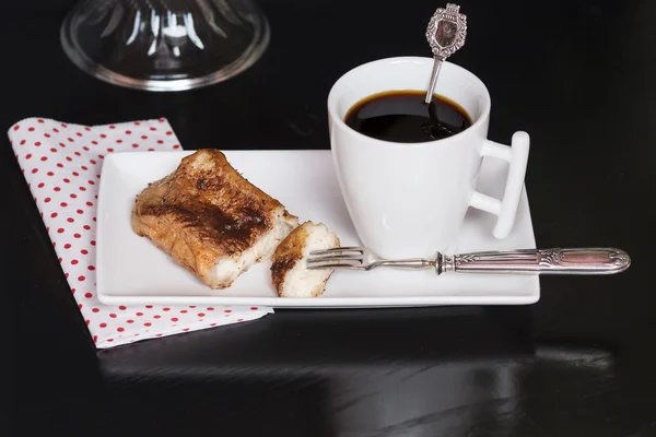 Piatto con torrijas, dolce tipico spagnolo a Pasqua con nero — Foto Stock