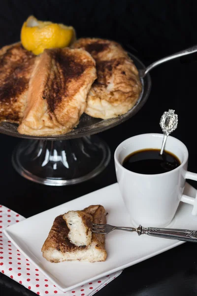 Dish with torrijas, typical spanish dessert in easter with black — Stock Photo, Image