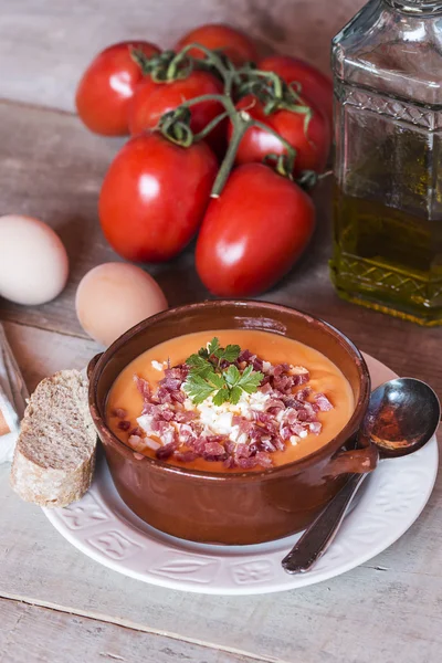 Soupe de salmorejo de tomates dans un bol, nourriture espagnole — Photo