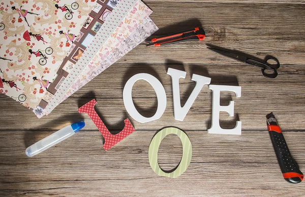 Scrapbook fundo com letras de madeira do amor — Fotografia de Stock