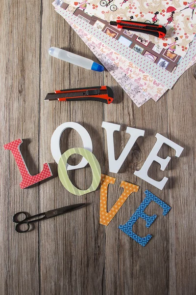 Scrapbook fondo con letras de madera LOVE — Foto de Stock