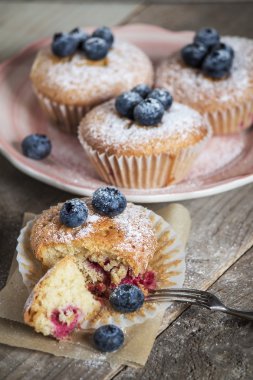 Ev yapımı böğürtlenli kek çilek için a meze ile