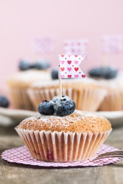 Ev yapımı böğürtlenli kek çilek, boşaltmak ile