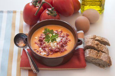 Bir kasede, İspanyol yemeği domates salmorejo çorbası