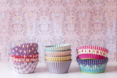 Renkli cupcake sarmalayıcılar antika arka plan ile bir raf üzerinde