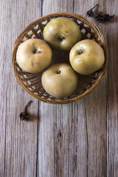 Яблука в сільській мисці — стокове фото