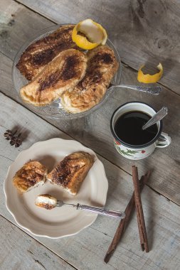 Torrijas ile yemek, Paskalya woode ile tipik İspanyol tatlı