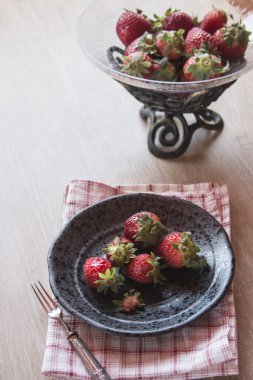 Bir kasede taze çilek