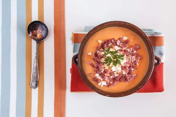Rajčatová polévka salmorejo v misce, španělské jídlo Stock Snímky