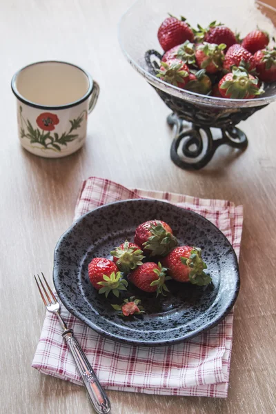 Fresh strawberries in a bowl — Stock Photo, Image