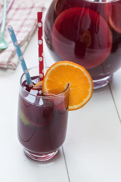 Sangria refrescante (ponche) com frutas — Fotografia de Stock