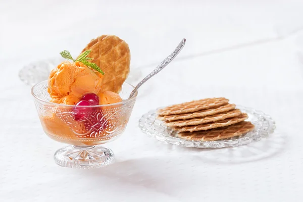 Orange ice crem served in a cup with waffles — 图库照片