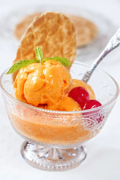 Orange ice crem served in a cup with waffles — 图库照片