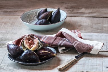 Rustik bir kase içinde ahşap arka plan incir