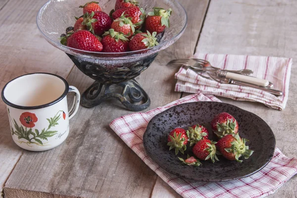 Fresh strawberries in a bowl — Stock Photo, Image