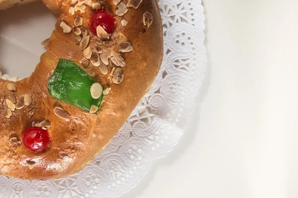 Pastel de Reyes, Roscon de Reyes, dulce tradicional español para comer i — Foto de Stock