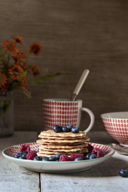 Waffle çilek kahvaltı ile