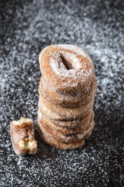 Ciambelle tipiche spagnole, rosquillas fritte con zucchero — Foto Stock