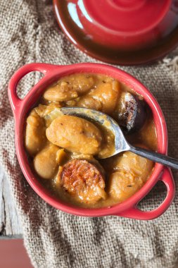 Plaka ile fabada asturiana, tipik İspanyol fasulye güveç