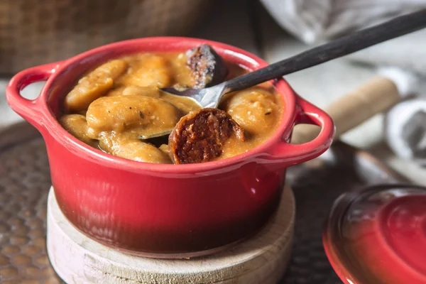 Plaka ile fabada asturiana, tipik İspanyol fasulye güveç