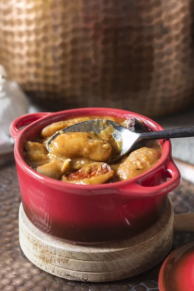 Fabada asturiana，典型的西班牙豆炖板 — 图库照片