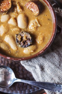 Plaka ile fabada asturiana, tipik İspanyol fasulye güveç