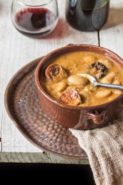 Plaka ile fabada asturiana, tipik İspanyol fasulye güveç