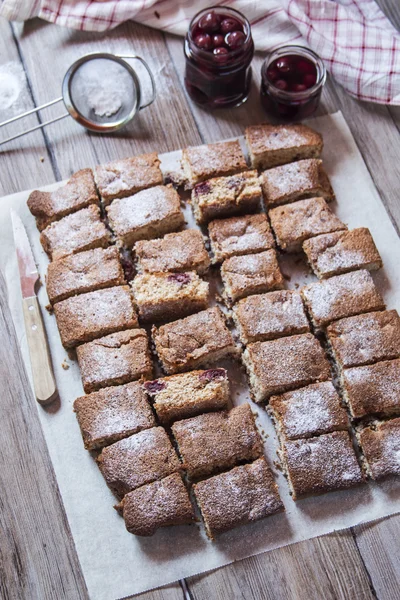 Gesneden zoete cake met kersen — Stockfoto