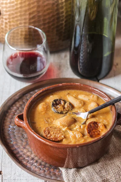 Plaka ile fabada asturiana, tipik İspanyol fasulye güveç — Stok fotoğraf