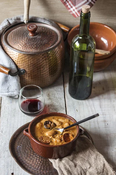 Plaka ile fabada asturiana, tipik İspanyol fasulye güveç — Stok fotoğraf