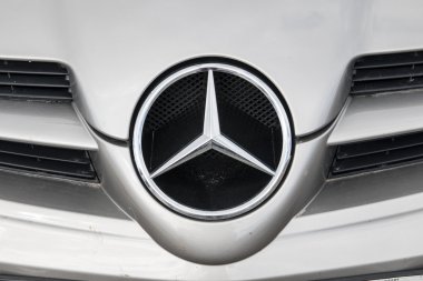 Altea, İspanya - 31 October2015, otomobil markası Mercedes ayrıntı logosu